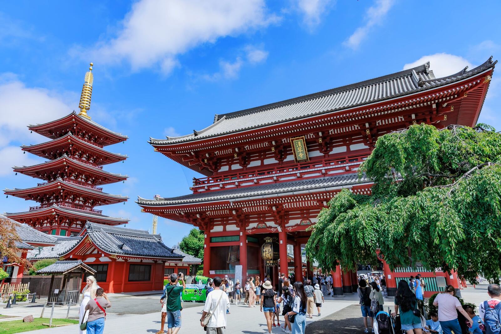 Hōzōmon gate and the five-story pagoda at Sensō-ji, with visitors beneath a blue sky in Asakusa