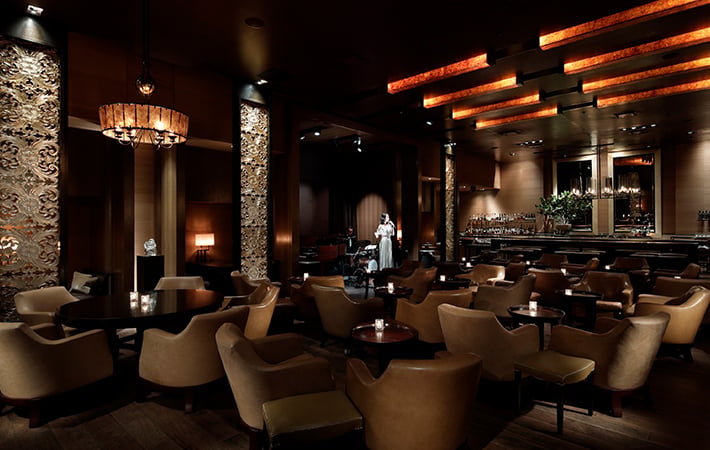 The Maduro lounge at Grand Hyatt Tokyo, with softly lit tables and a singer performing.