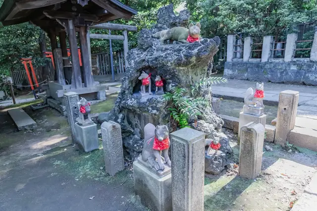 Stone fox statues at Nezu Shrine